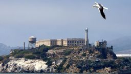 Una gaviota sobrevuela la Penitenciaría Federal de Alcatraz en la Isla de Alcatraz el 2 de julio de 2003.