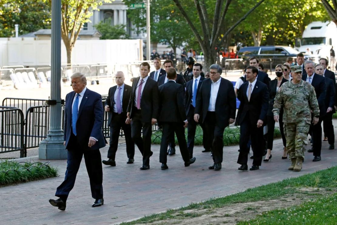 En esta foto de archivo del 1 de junio de 2020, el presidente Donald Trump camina por el Parque Lafayette para visitar la iglesia de San Juan frente a la Casa Blanca en Washington.