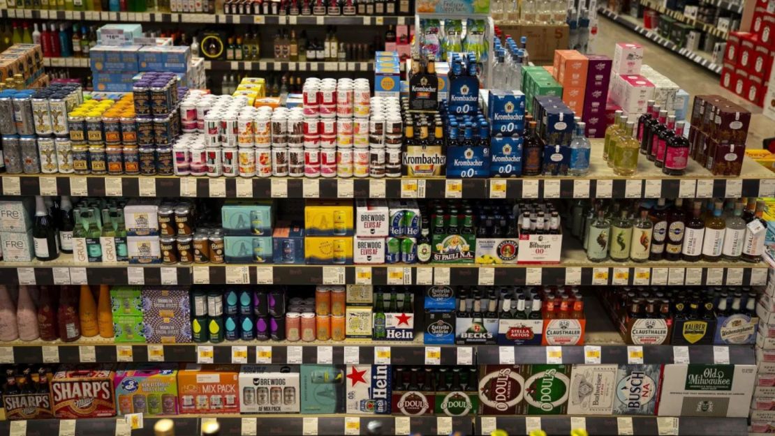 Las personas están reduciendo el consumo de alcohol, como cócteles, lo que ha llevado a las grandes empresas a ajustar sus ofertas.