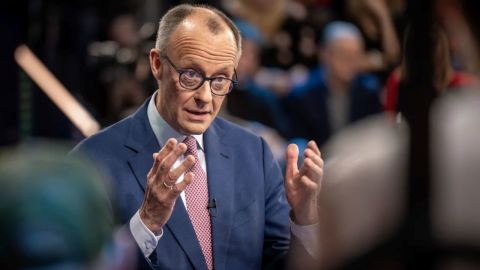 El candidato a canciller del partido Unión Demócrata Cristiana de Alemania, Friedrich Merz, habla durante el programa de televisión "Klartext", transmitido por la emisora pública ZDF en Berlín el 13 de febrero de 2025.
