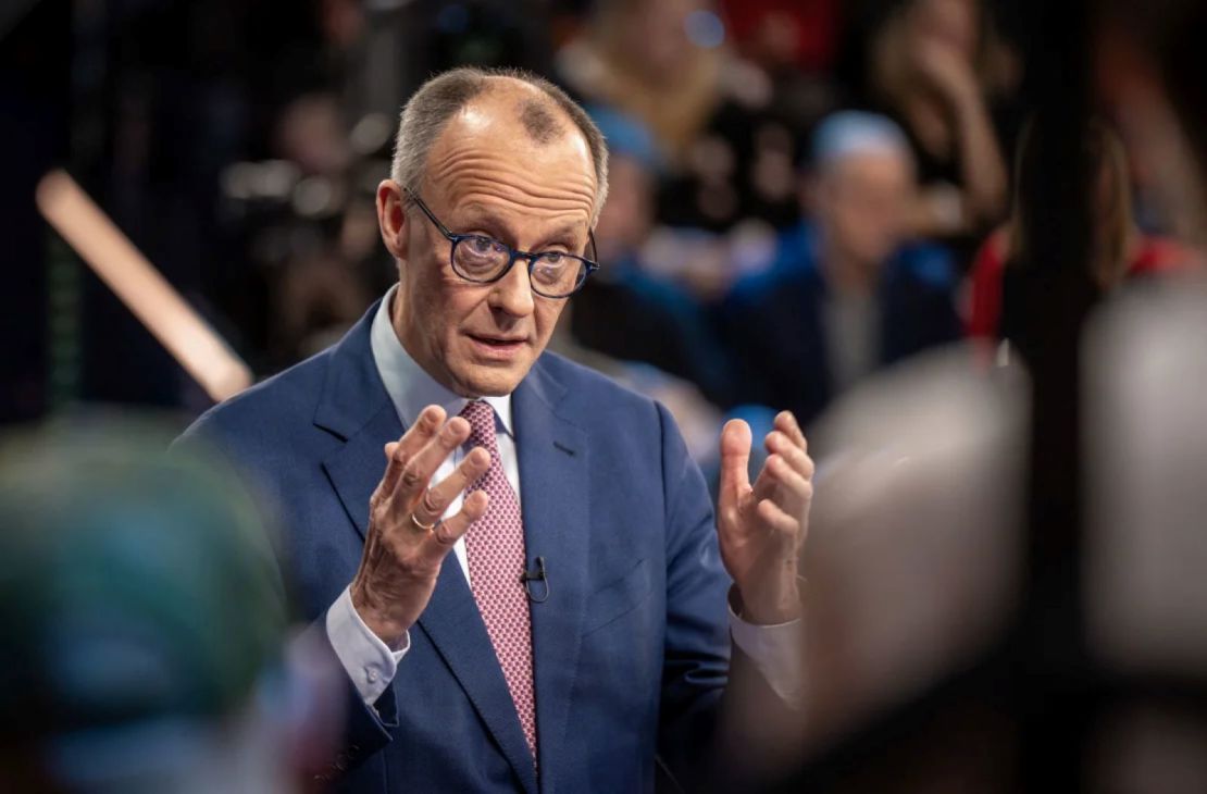 El candidato a canciller del partido Unión Demócrata Cristiana de Alemania, Friedrich Merz, habla durante el programa de televisión "Klartext", transmitido por la emisora pública ZDF en Berlín el 13 de febrero de 2025.