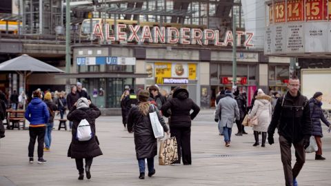 Compradores en el centro de Berlín en enero de 2025.