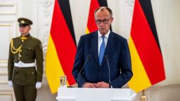 El canciller federal Friedrich Merz (CDU) habla en una conferencia de prensa tras reunirse con el presidente lituano G. Nauseda en el Palacio Presidencial. Merz y el ministro de Defensa Pistorius participan en la lista ceremonial de la 45.ª Brigada Blindada de las Fuerzas Armadas Alemanas en Lituania.