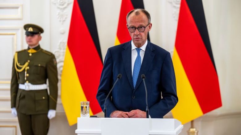 El canciller federal Friedrich Merz (CDU) habla en una conferencia de prensa tras reunirse con el presidente lituano G. Nauseda en el Palacio Presidencial. Merz y el ministro de Defensa Pistorius participan en la lista ceremonial de la 45.ª Brigada Blindada de las Fuerzas Armadas Alemanas en Lituania.