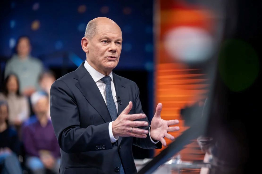 El canciller alemán Olaf Scholz habla en el programa de ZDF "Klartext", en Berlín, el 13 de febrero de 2025.