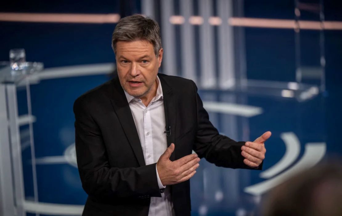 El candidato a canciller del Partido Verde, Robert Habeck, gesticula mientras conversa con ciudadanos durante el programa de televisión "Klartext", transmitido por la emisora pública ZDF en Berlín el 13 de febrero de 2025.