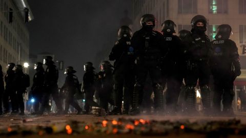 Agentes de policía hacen guardia en las calles después de las celebraciones de fuegos artificiales en Berlín, Alemania, el miércoles.