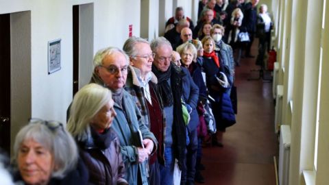 Personas hacen fila para votar en una votación postal anticipada para las próximas elecciones generales en la estación de votación por correo del distrito de Steglitz-Zehlendorf, en Berlín, Alemania, el 10 de febrero de 2025.