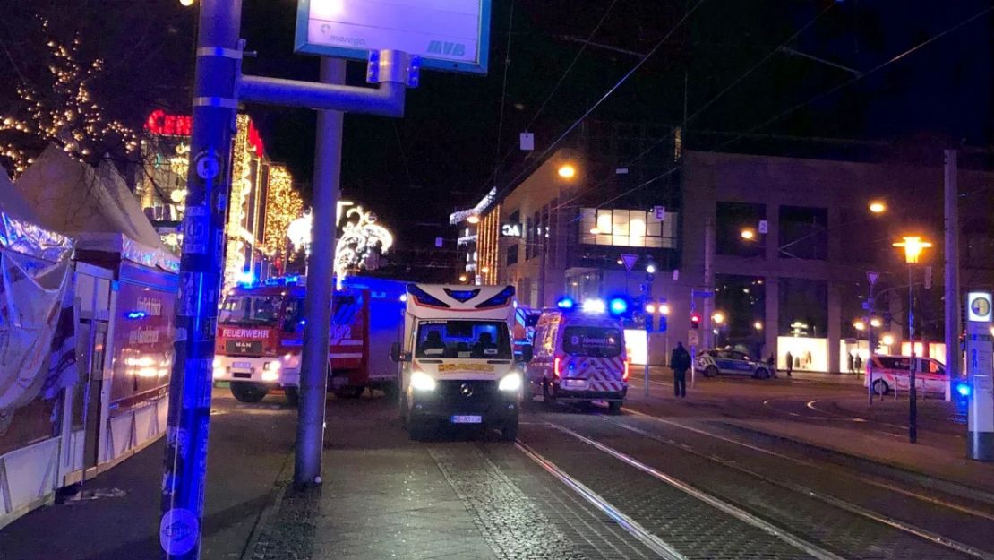 Los servicios de emergencia atienden un incidente en el mercado navideño de Magdeburgo, Alemania, el 20 de diciembre de 2024.