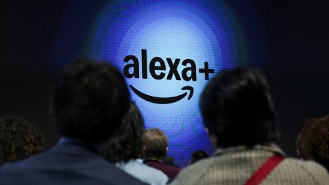 El logotipo de Alexa+ de Amazon se muestra en una pantalla durante un evento de lanzamiento de Amazon Devices en la ciudad de Nueva York, EE. UU., el 26 de febrero de 2025.