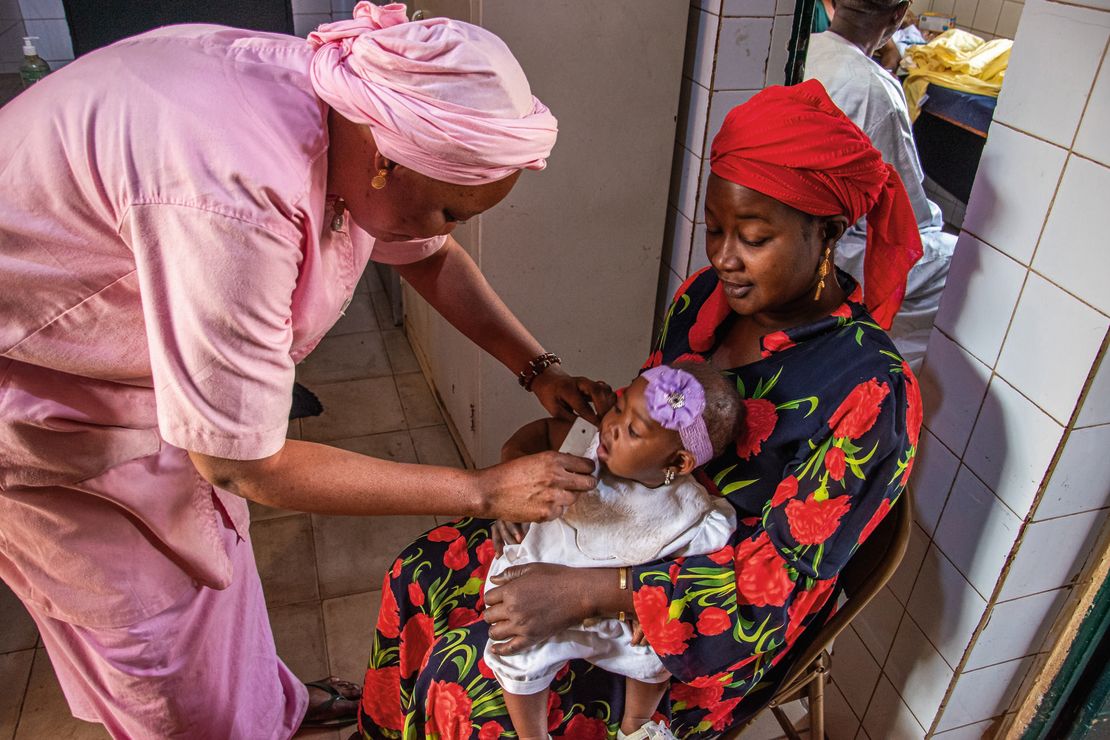 A nurse detects malnutrition in a baby using arm circumference measurement as part of ALIMA’s malnutrition project, which has received bridge funding via the PRO initiative.