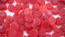 El colorante rojo nº 3 se encuentra en algunos caramelos, alimentos y bebidas.