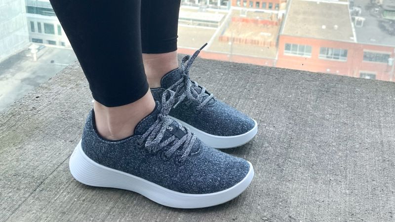 Travel on sale sneakers women