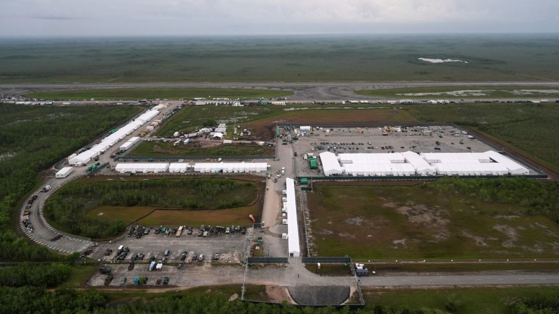 Una vista aérea muestra las estructuras del centro de detención de migrantes conocido como "Alligator Alcatraz", construido en el sitio del Aeropuerto de Entrenamiento y Transición Dade-Collier en Ochopee, Florida, el 4 de julio.