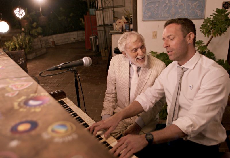 Dick Van Dyke dança descalço, canta e reflete sobre a vida no novo videoclipe da Coldplay. - jili sl