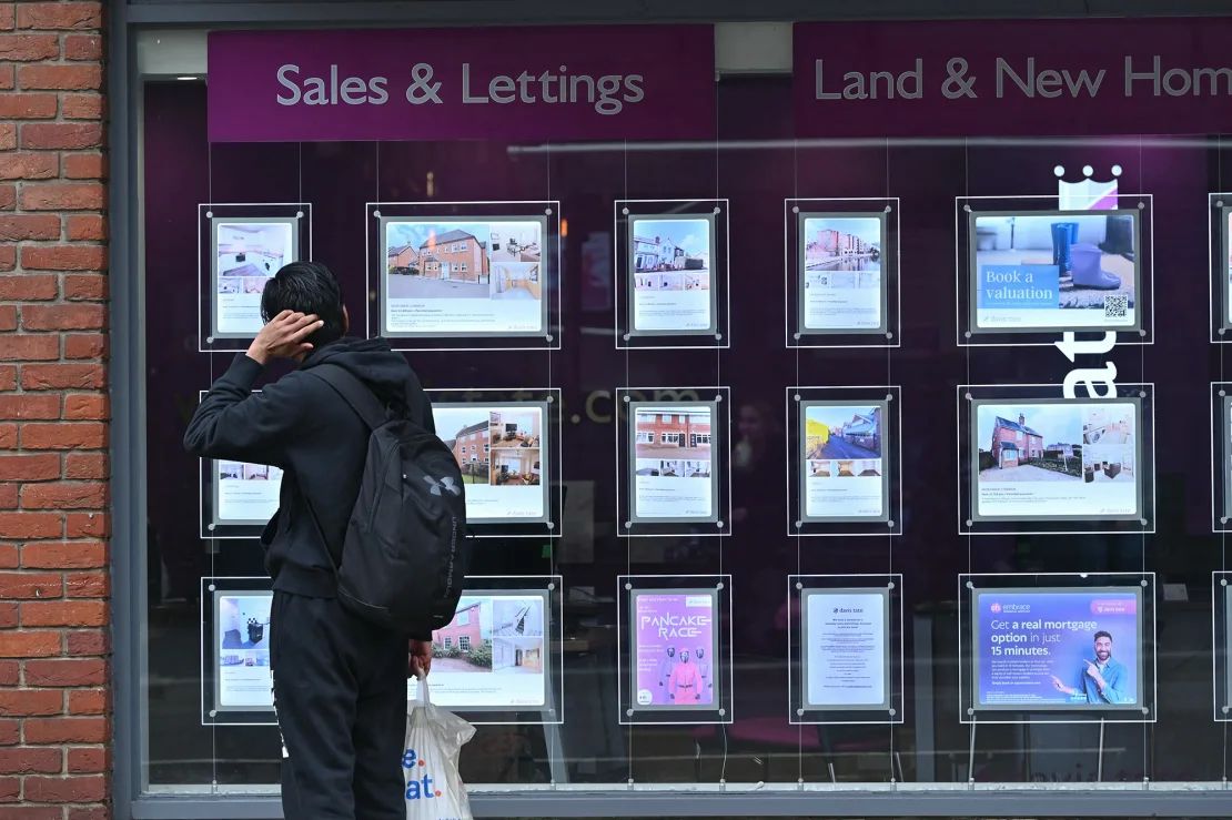 Casas en venta en el escaparate de un agente inmobiliario en Reading, Reino Unido, fotografiadas en marzo de 2024.