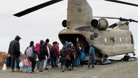 En esta fotografía proporcionada por la Guardia Nacional del Ejército de Alaska, personas desplazadas son evacuadas de Kwigillingok, el jueves, luego del tifón Halong que azotó la costa oeste de Alaska.