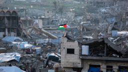 Una bandera palestina ondea entre las ruinas de los edificios en Beit Lahia, en el norte de Gaza, el 4 de marzo de 2025, en medio de la tregua en curso entre Israel y Hamas.