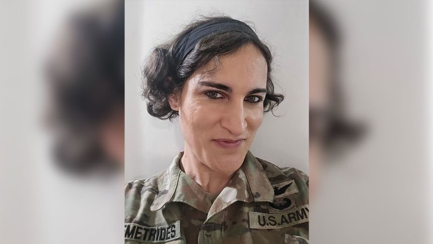 El oficial de seguridad de la aviación del Ejército, Alyxandra Demetrides, ha servido durante 11 años y ha sido desplegado en Afganistán, Corea y Tailandia.