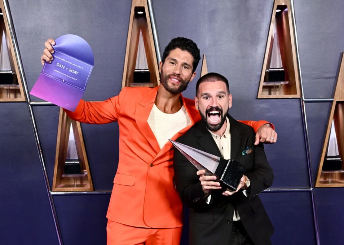 (De izquierda a derecha) Dan Smyers y Shay Mooney de Dan + Shay en los American Music Awards 2025 en Las Vegas.