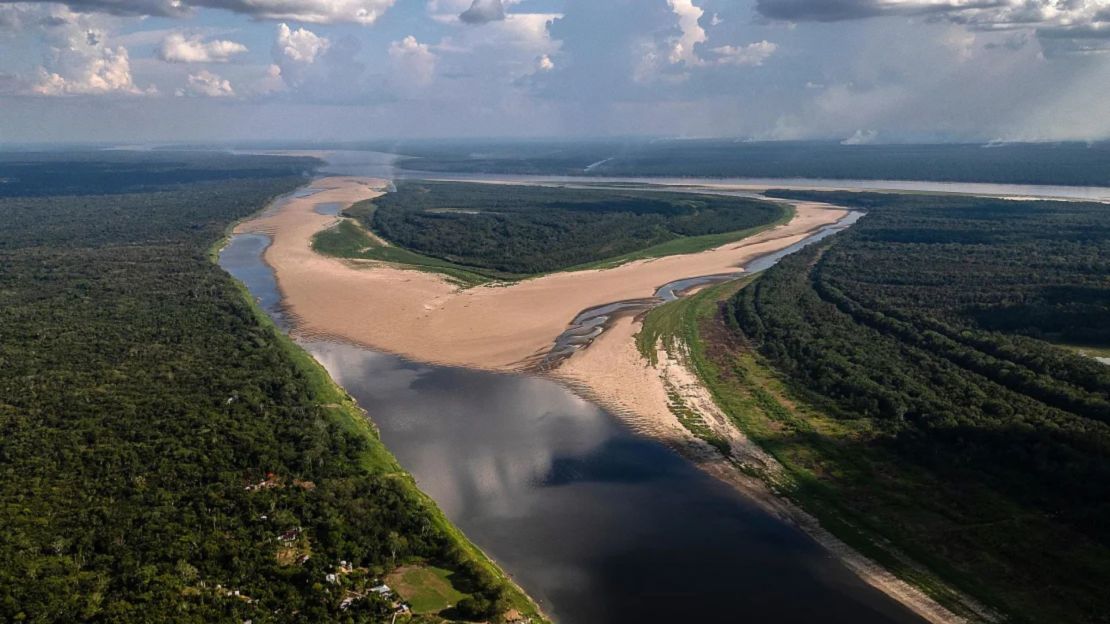 Bajo nivel de agua en el río Amazonas en la comunidad de Macedonia, Colombia, el 2 de octubre de 2024.