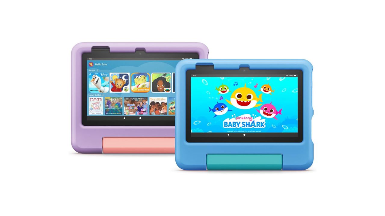 Zwei Kinder-Tablets mit lustigen Animationen auf dem Bildschirm.