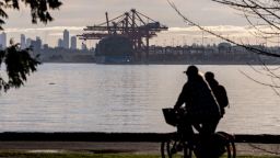 Grúas de contenedores descargan un barco en el Puerto de Vancouver, en Vancouver, Columbia Británica, Canadá.