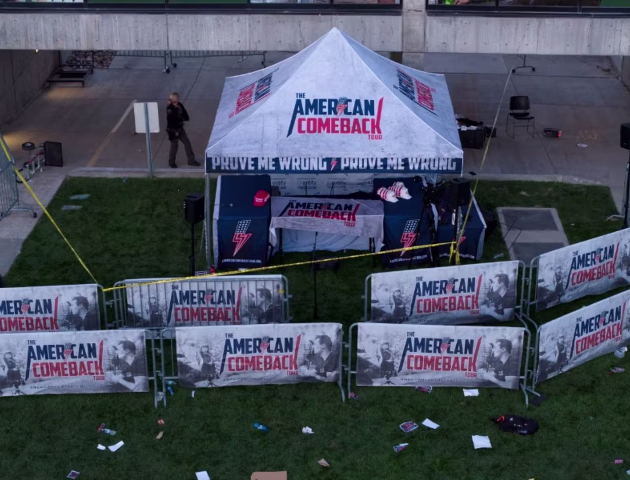 Una vista de un dron muestra la escena donde el activista y comentarista de derecha, Charlie Kirk, aliado del presidente Donald Trump, recibió un disparo fatal durante un evento en la Universidad del Valle de Utah en Orem, Utah.