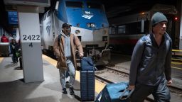 Los pasajeros llegan en un tren de Amtrak a Union Station en Chicago el 4 de diciembre de 2024.