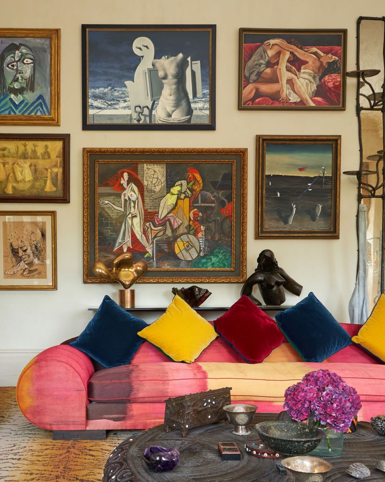 In the living room salon hang paintings by Pablo Picasso, René Magritte, Francis Picabia, Leonora Carrington and Yves Tanguy, among others.