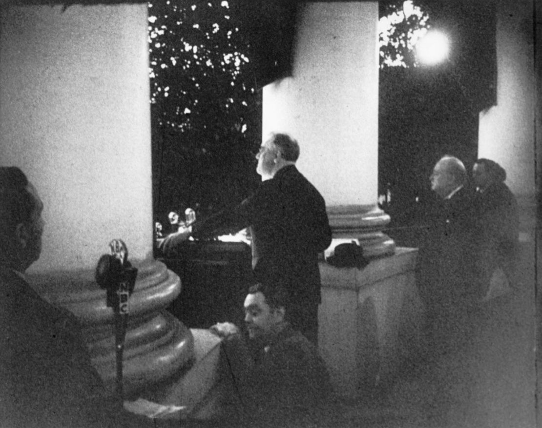 Winston Churchill, segundo desde la derecha, y Franklin Roosevelt, en el centro, en la Casa Blanca durante la Navidad de 1941.