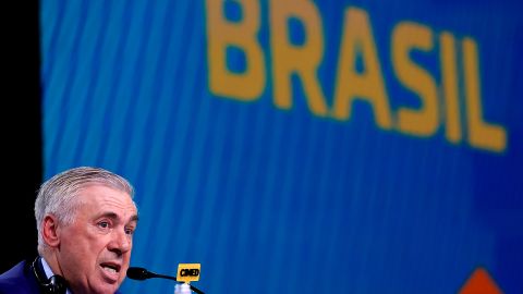 Carlo Ancelotti al ser presentado como director técnico de la selección de Brasil.