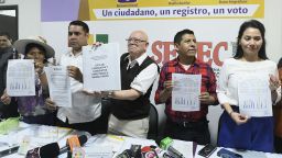 El presidente del Tribunal Supremo Electoral (TSE) de Bolivia, Oscar Hassenteufel, muestra la lista publicada de candidatos habilitados y no habilitados para las elecciones generales de Bolivia.