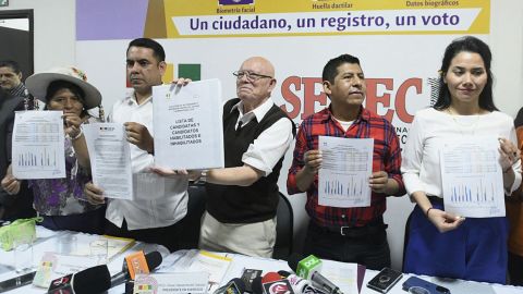 El presidente del Tribunal Supremo Electoral (TSE) de Bolivia, Oscar Hassenteufel, muestra la lista publicada de candidatos habilitados y no habilitados para las elecciones generales de Bolivia.
