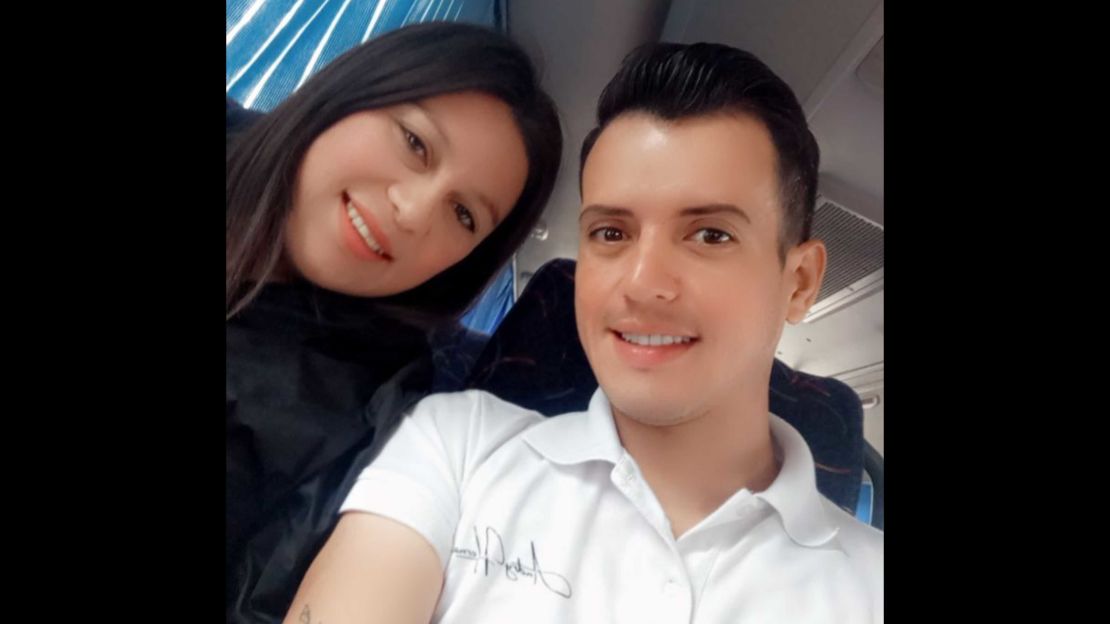 Andry Hernández junto a Reina Cárdenas, su amiga de la infancia.