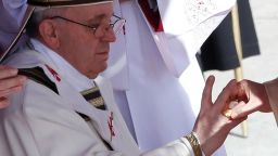El Anillo del Pescador es colocado en el dedo del papa Francisco durante su misa inaugural en el Vaticano el 19 de marzo de 2013.