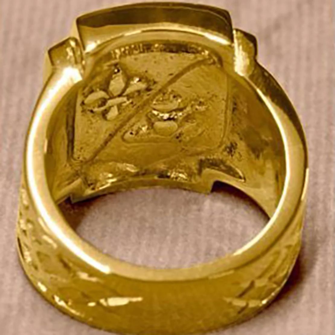 El “anillo del pescador” se utilizaba tradicionalmente para sellar documentos oficiales, pero ahora es ceremonial.