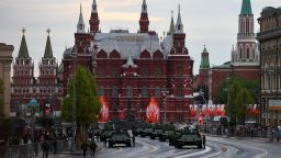 Se ven tanques T-34 de la era soviética en una calle cerca del Museo Estatal de Historia y la muralla del Kremlin el día de un ensayo para un desfile militar, que marca el 80 aniversario de la victoria sobre la Alemania nazi en la Segunda Guerra Mundial en el centro de Moscú el 29 de abril.