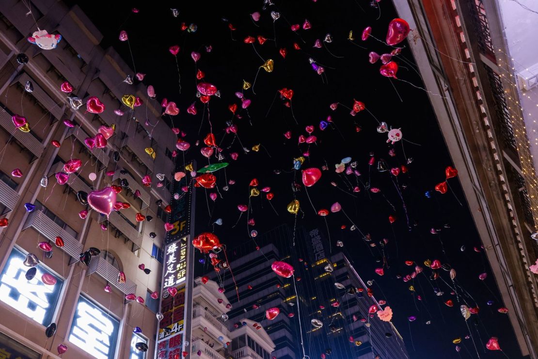 Lanzan globos en Wuhan, China, para celebrar el Año Nuevo.