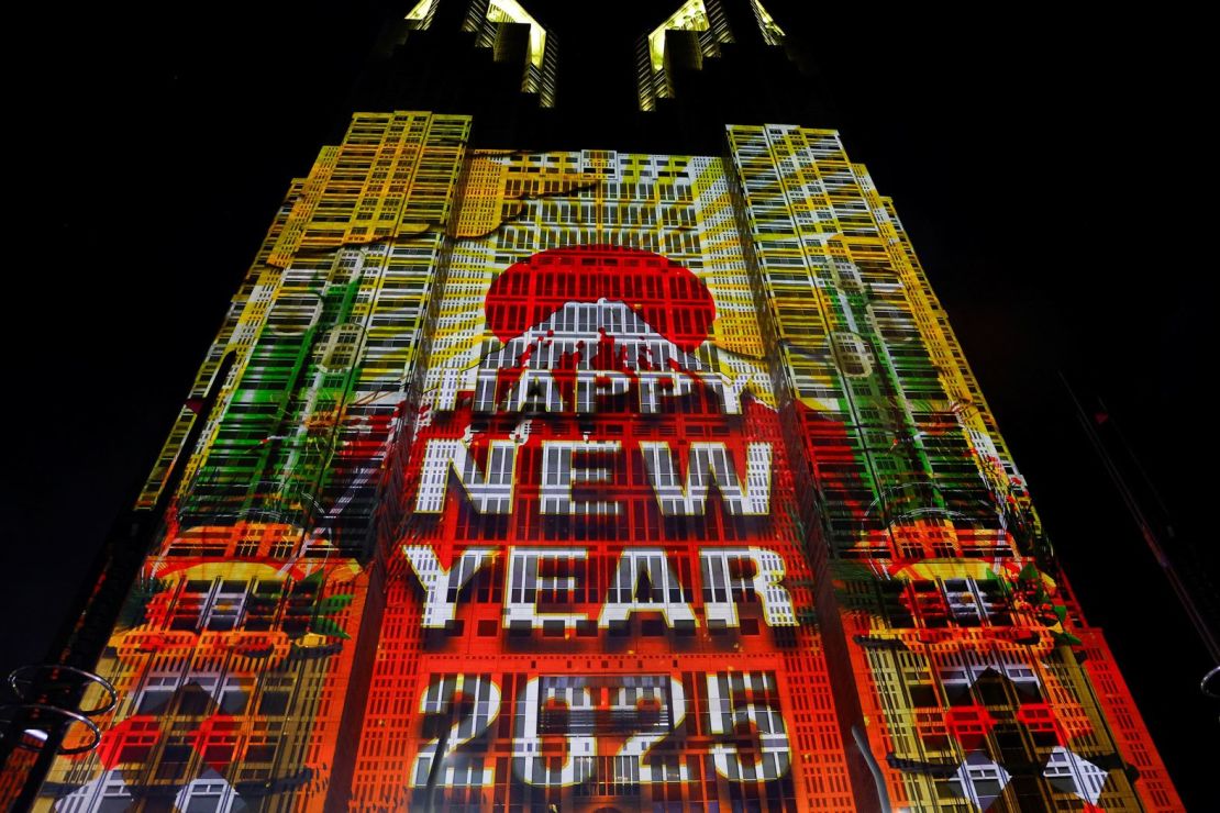 Un mensaje de Año Nuevo se proyecta sobre la superficie del edificio del Gobierno Metropolitano de Tokio.