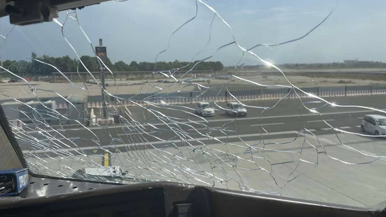 Broken Delta Air Lines cockpit window damaged by hail in 2023, according to Italian accident report.