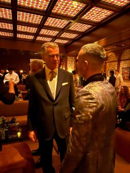 Antonio González con Pierce Brosnan.