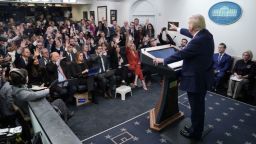 El presidente de Estados Unidos, Donald Trump, responde a las preguntas de los periodistas durante una conferencia de prensa en la Casa Blanca.