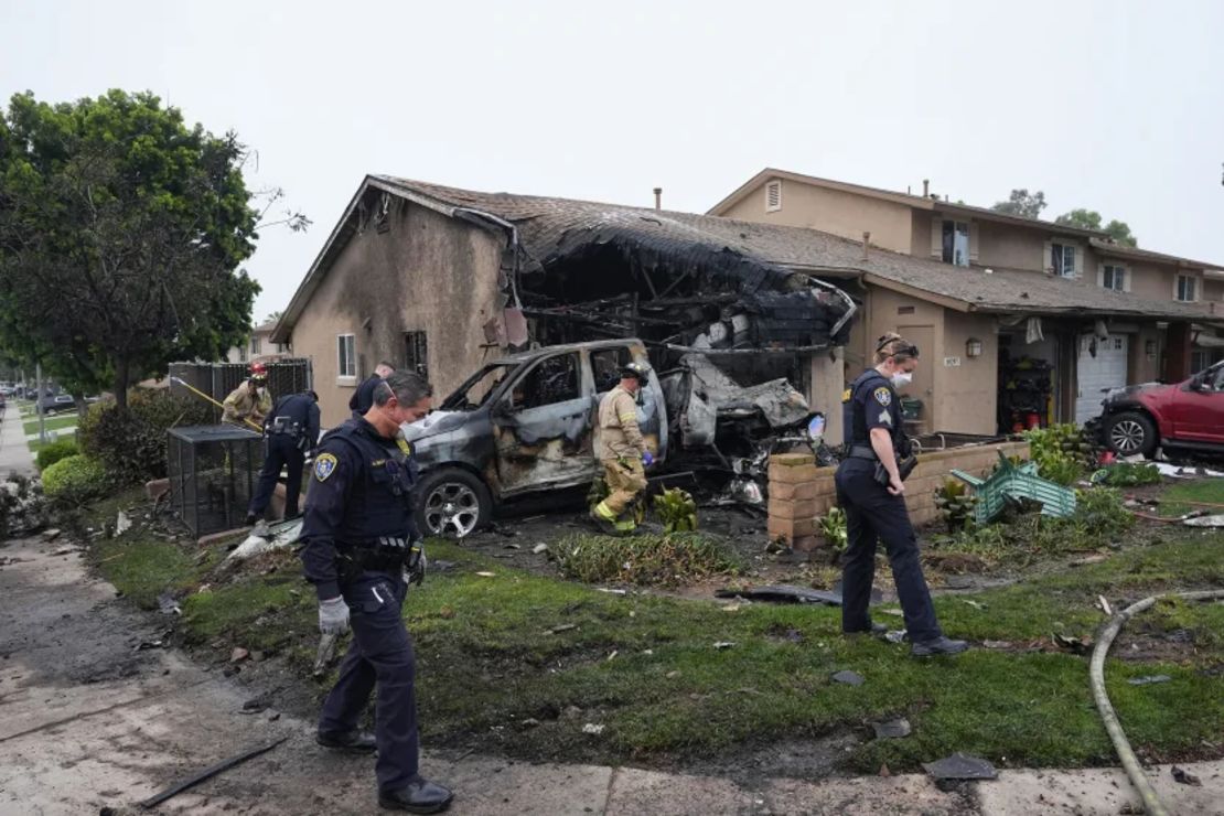 Las autoridades trabajan en el lugar donde una avioneta se estrelló en un barrio de San Diego, incendiando varias viviendas y obligando a evacuar varias cuadras en la madrugada del jueves.