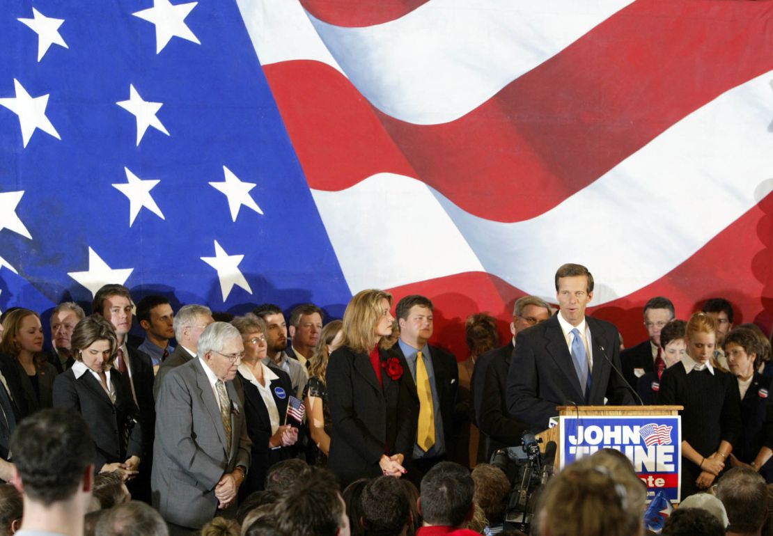 Nesta foto de novembro de 2004, o senador eleito John Thune sobe ao palco com membros de sua família, amigos e trabalhadores de campanha em Sioux Falls, Dakota do Sul.