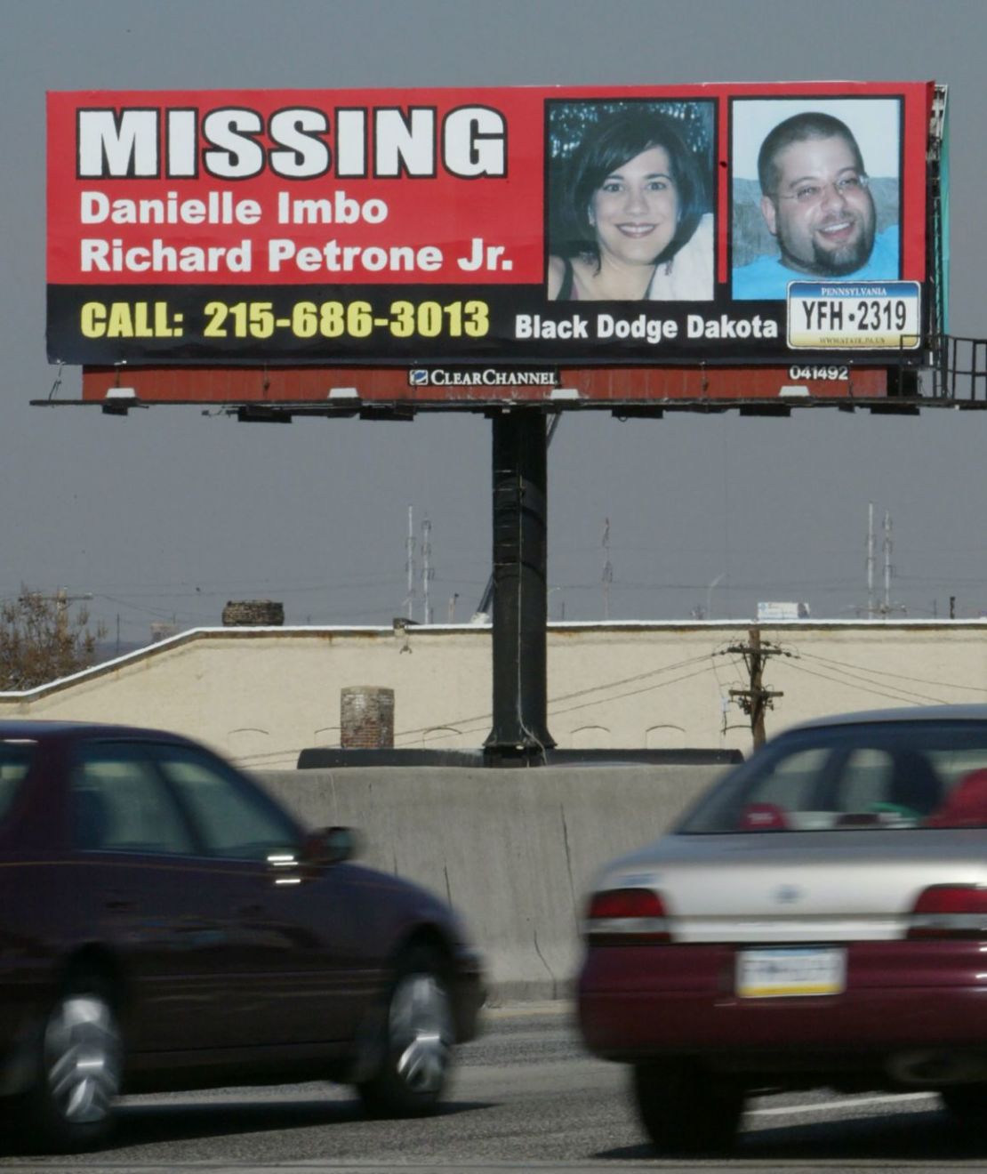 Un aviso en la carretera interestatal 95 en Filadelfia un mes después de la desaparición de Richard Petrone y Danielle Imbo.