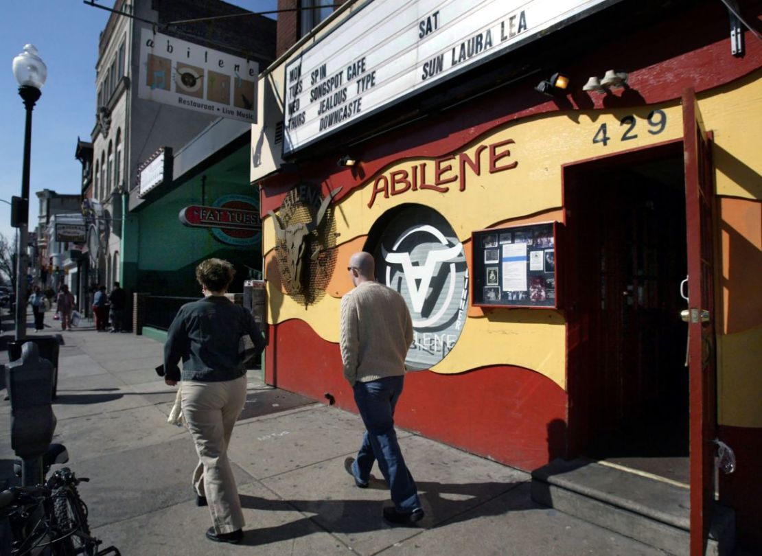Richard Petrone y Danielle Imbo fueron vistos por última vez en el bar y sala de música en vivo Abilene, en la concurrida South Street de Filadelfia. El bar ya cerró.