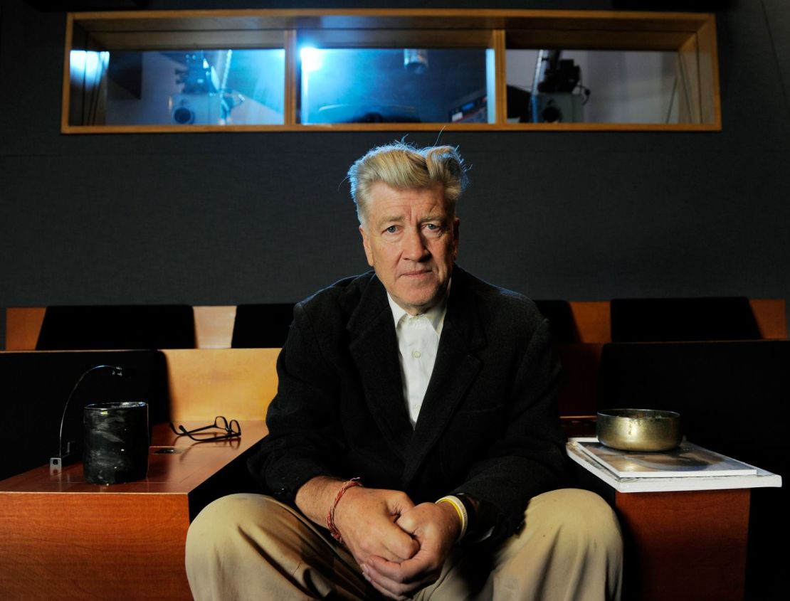 David Lynch, el influyente director conocido por sus singulares y surrealistas películas y programas de televisión como "Blue Velvet" y "Twin Peaks", murió a los 78 años, según informó su página oficial de Facebook el 16 de enero de 2024.