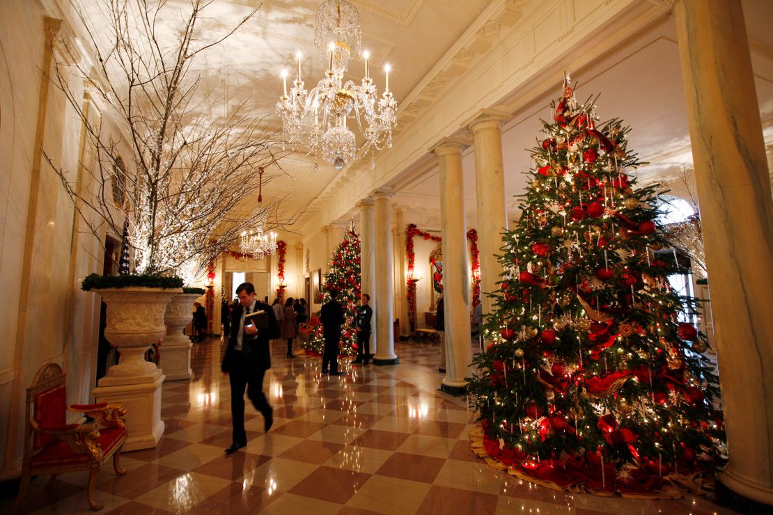 <strong>2010: </strong>The Grand Foyer decorated according to Obama's theme "Simple Gifts."