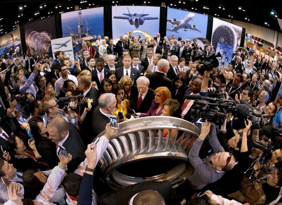 Berkshire Hathaway Chairman and CEO Warren Buffett, center, looks at products produced by Precision Castparts as he tours the exhibit floor before presiding over the annual shareholders meeting April 30, 2016, in Omaha, Nebraska.